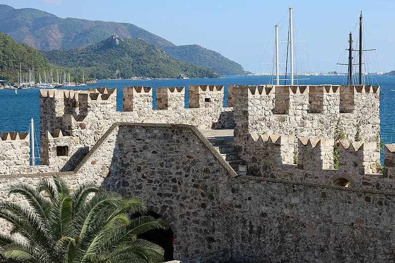 A piedi: castello, centro storico e porticciolo